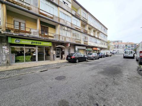 Loja comercial em Rio de Mouro, Sintra