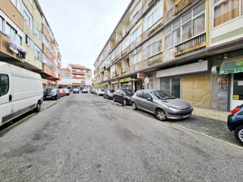 Loja comercial em Rio de Mouro, Sintra
