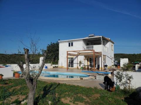 Moradia com Piscina e Amplo Terreno em Tavira.