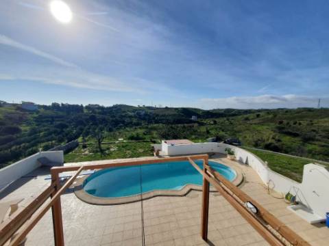 Moradia com Piscina e Amplo Terreno em Tavira.