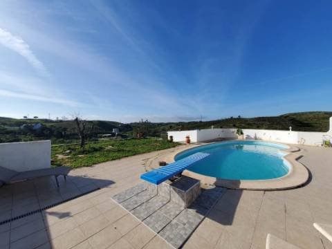 Moradia com Piscina e Amplo Terreno em Tavira.