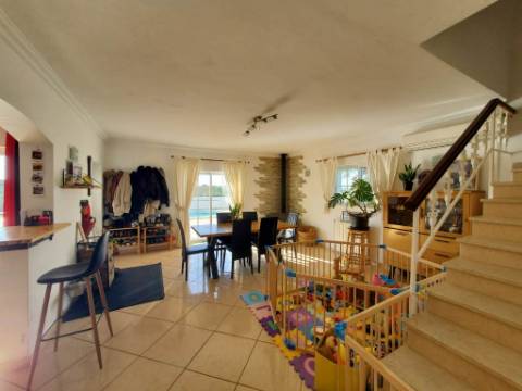 Moradia com Piscina e Amplo Terreno em Tavira.