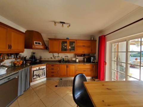 Moradia com Piscina e Amplo Terreno em Tavira.