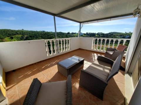 Moradia com Piscina e Amplo Terreno em Tavira.