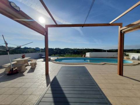 Moradia com Piscina e Amplo Terreno em Tavira.