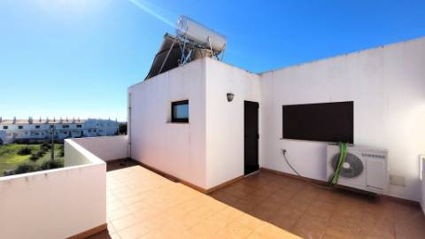 Moradia T3 Moderna com Piscina e BBQ a 3 km da Praia, Vila Nova de Cacela, Algarve