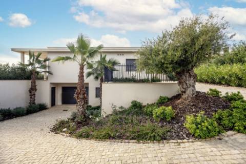 Nova moradia T4 com piscina, condomínio fechado, em Faro, Algarve