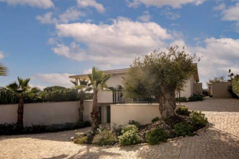 Nova moradia T4 com piscina, condomínio fechado, em Faro, Algarve