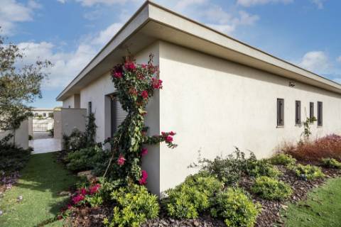 Nova moradia T4 com piscina, condomínio fechado, em Faro, Algarve