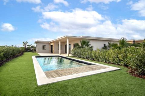 Nova moradia T4 com piscina, condomínio fechado, em Faro, Algarve