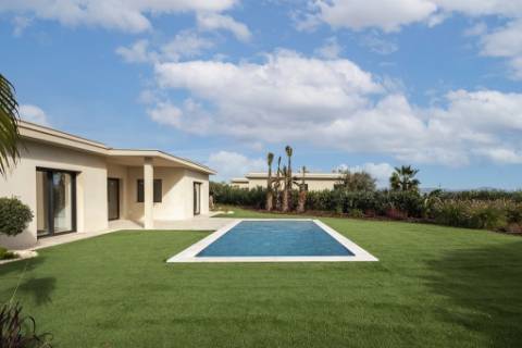 Nova moradia T4 com piscina, condomínio fechado, em Faro, Algarve