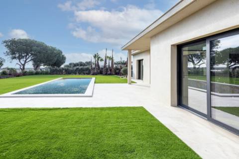 Nova moradia T4 com piscina, condomínio fechado, em Faro, Algarve