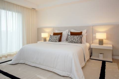 Nova moradia T4 com piscina, condomínio fechado, em Faro, Algarve