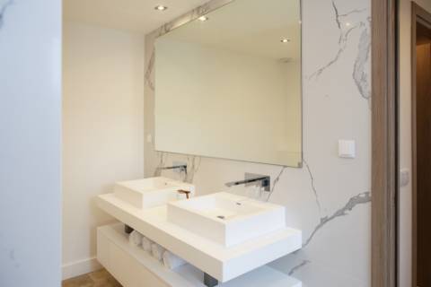 Nova moradia T4 com piscina, condomínio fechado, em Faro, Algarve