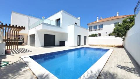 Nova Moradia de Luxo com Piscina e Terraço Panorâmico em Tavira, Algarve, Portugal.