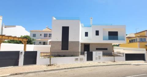 Nova Moradia de Luxo com Piscina e Terraço Panorâmico em Tavira, Algarve, Portugal.
