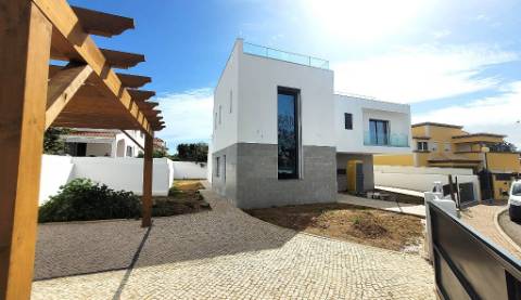 Nova Moradia de Luxo com Piscina e Terraço Panorâmico em Tavira, Algarve, Portugal.