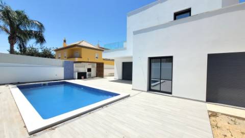 Nova Moradia de Luxo com Piscina e Terraço Panorâmico em Tavira, Algarve, Portugal.