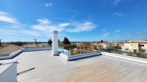 Nova Moradia de Luxo com Piscina e Terraço Panorâmico em Tavira, Algarve, Portugal.