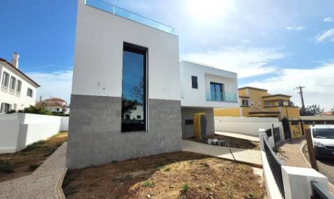 Nova Moradia de Luxo com Piscina e Terraço Panorâmico em Tavira, Algarve, Portugal.