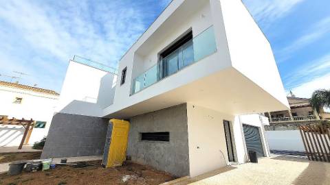 Nova Moradia de Luxo com Piscina e Terraço Panorâmico em Tavira, Algarve, Portugal.
