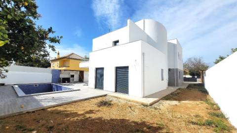 Nova Moradia de Luxo com Piscina e Terraço Panorâmico em Tavira, Algarve, Portugal.