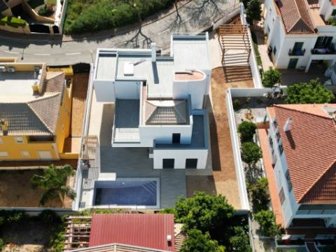 Nova Moradia de Luxo com Piscina e Terraço Panorâmico em Tavira, Algarve, Portugal.