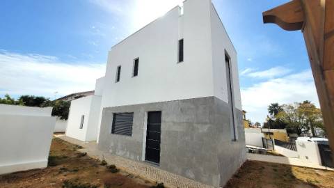 Nova Moradia de Luxo com Piscina e Terraço Panorâmico em Tavira, Algarve, Portugal.