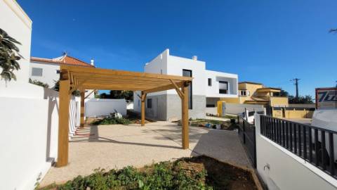 Nova Moradia de Luxo com Piscina e Terraço Panorâmico em Tavira, Algarve, Portugal.