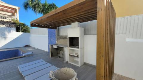 Nova Moradia de Luxo com Piscina e Terraço Panorâmico em Tavira, Algarve, Portugal.