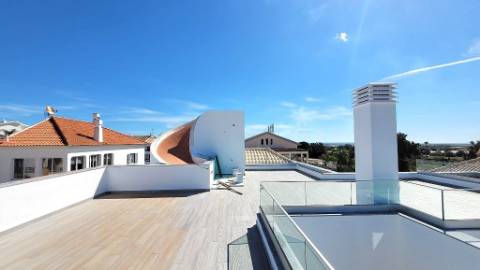 Nova Moradia de Luxo com Piscina e Terraço Panorâmico em Tavira, Algarve, Portugal.