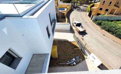 Nova Moradia de Luxo com Piscina e Terraço Panorâmico em Tavira, Algarve, Portugal.