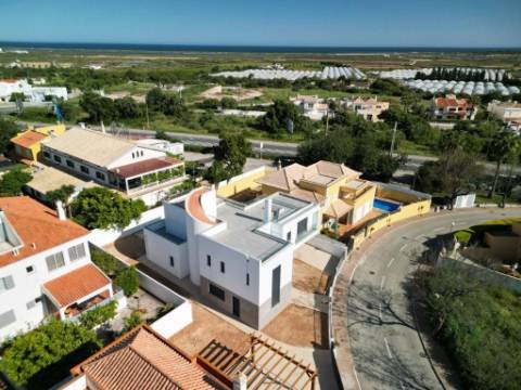 Nova Moradia de Luxo com Piscina e Terraço Panorâmico em Tavira, Algarve, Portugal.