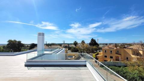Nova Moradia de Luxo com Piscina e Terraço Panorâmico em Tavira, Algarve, Portugal.
