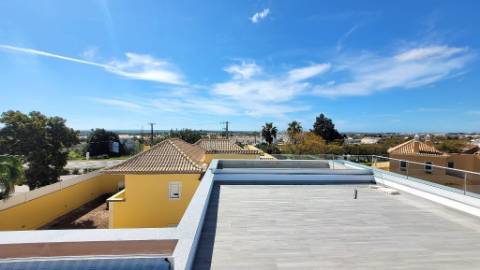 Nova Moradia de Luxo com Piscina e Terraço Panorâmico em Tavira, Algarve, Portugal.