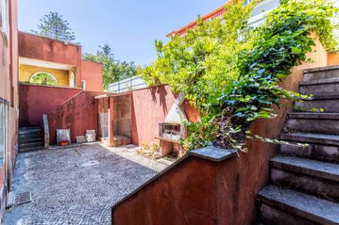 Moradia T9 com enorme potencial em Alvalade, Lisboa