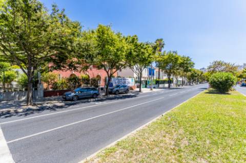 Moradia T9 com enorme potencial em Alvalade, Lisboa