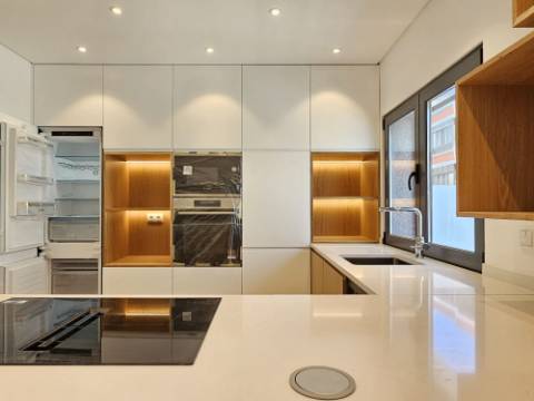 Nova moradia T3 com garagem e piscina, Cascais