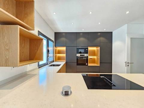 Nova moradia T3 com garagem e piscina, Cascais