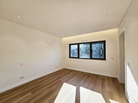 Nova moradia T3 com garagem e piscina, Cascais