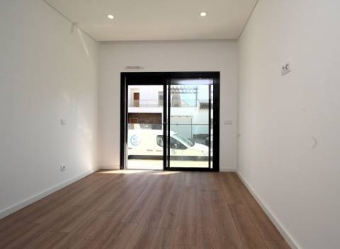 Viva a Elegância e o Conforto: Apartamento T2 Moderno a Passos da Praia de Cabanas de Tavira!