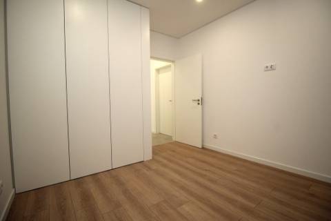 Viva a Elegância e o Conforto: Apartamento T2 Moderno a Passos da Praia de Cabanas de Tavira!