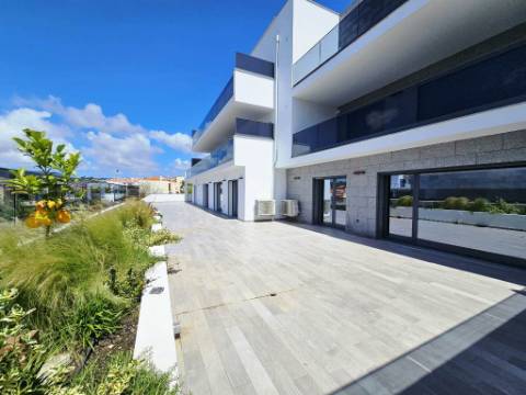Espaçoso apartamento T3, parqueamentos e terraços, em Cascais