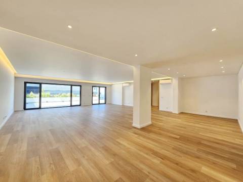 Espaçoso apartamento T3, parqueamentos e terraços, em Cascais