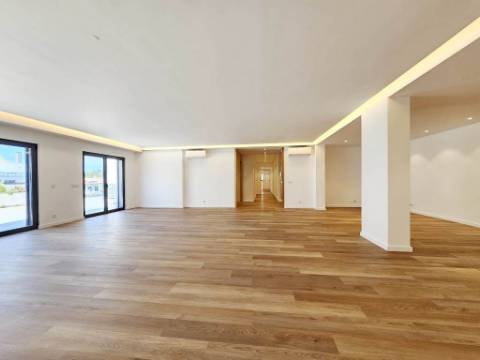 Espaçoso apartamento T3, parqueamentos e terraços, em Cascais