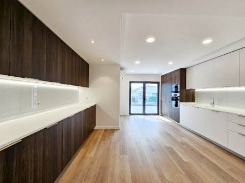 Espaçoso apartamento T3, parqueamentos e terraços, em Cascais