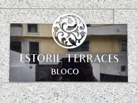 Espaçoso apartamento T3, parqueamentos e terraços, em Cascais