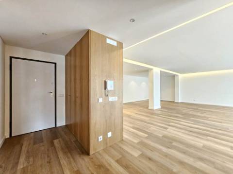 Espaçoso apartamento T3, parqueamentos e terraços, em Cascais