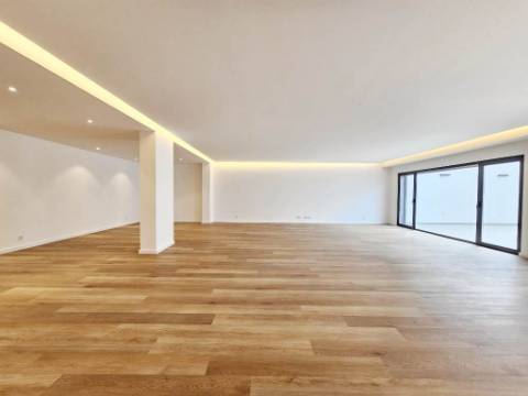 Espaçoso apartamento T3, parqueamentos e terraços, em Cascais