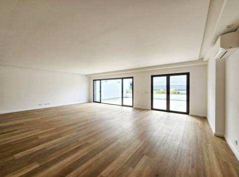 Espaçoso apartamento T3, parqueamentos e terraços, em Cascais